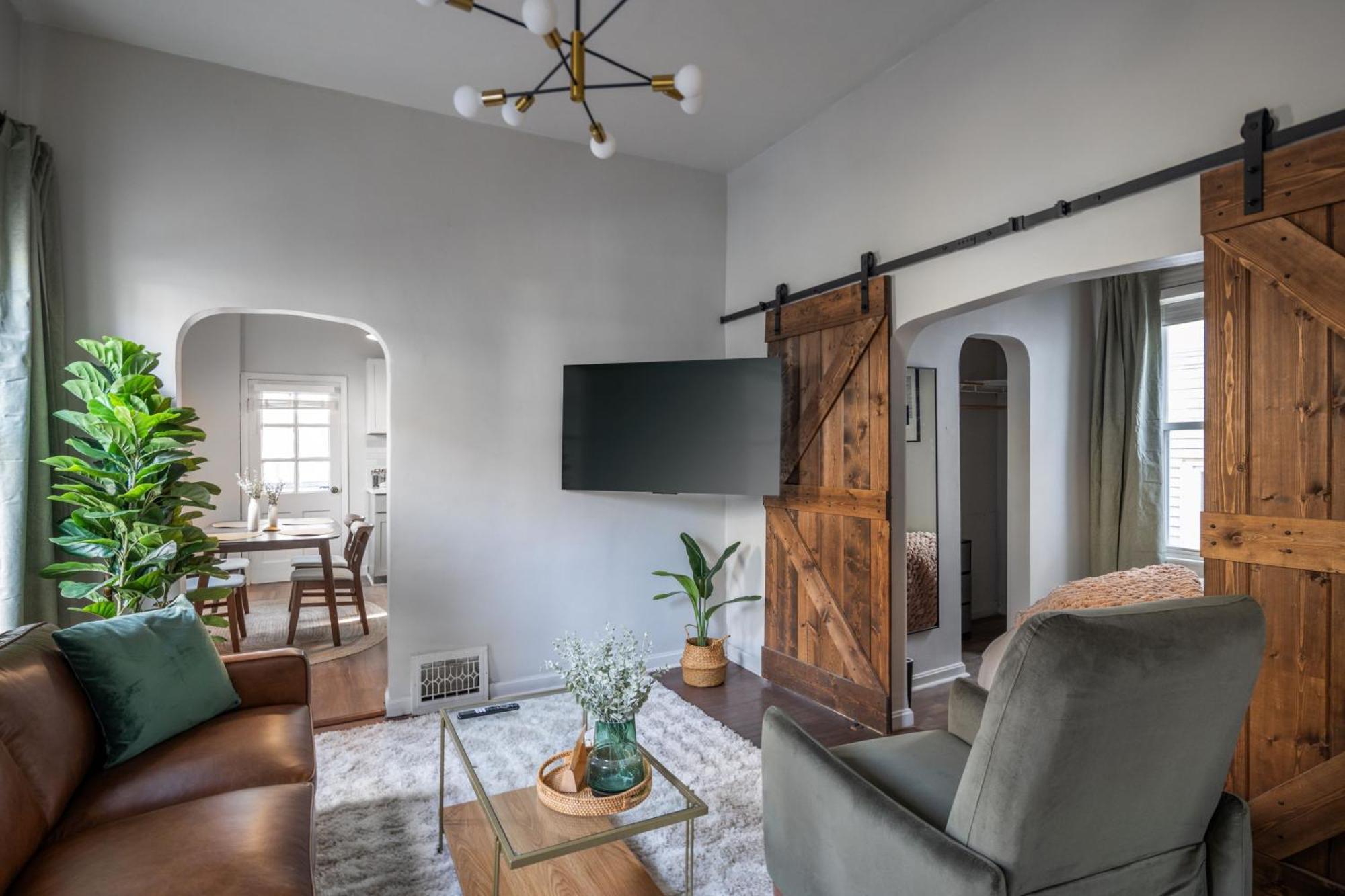 Mid-Century Modern Retreat In Little Italy Leilighet Cleveland Eksteriør bilde