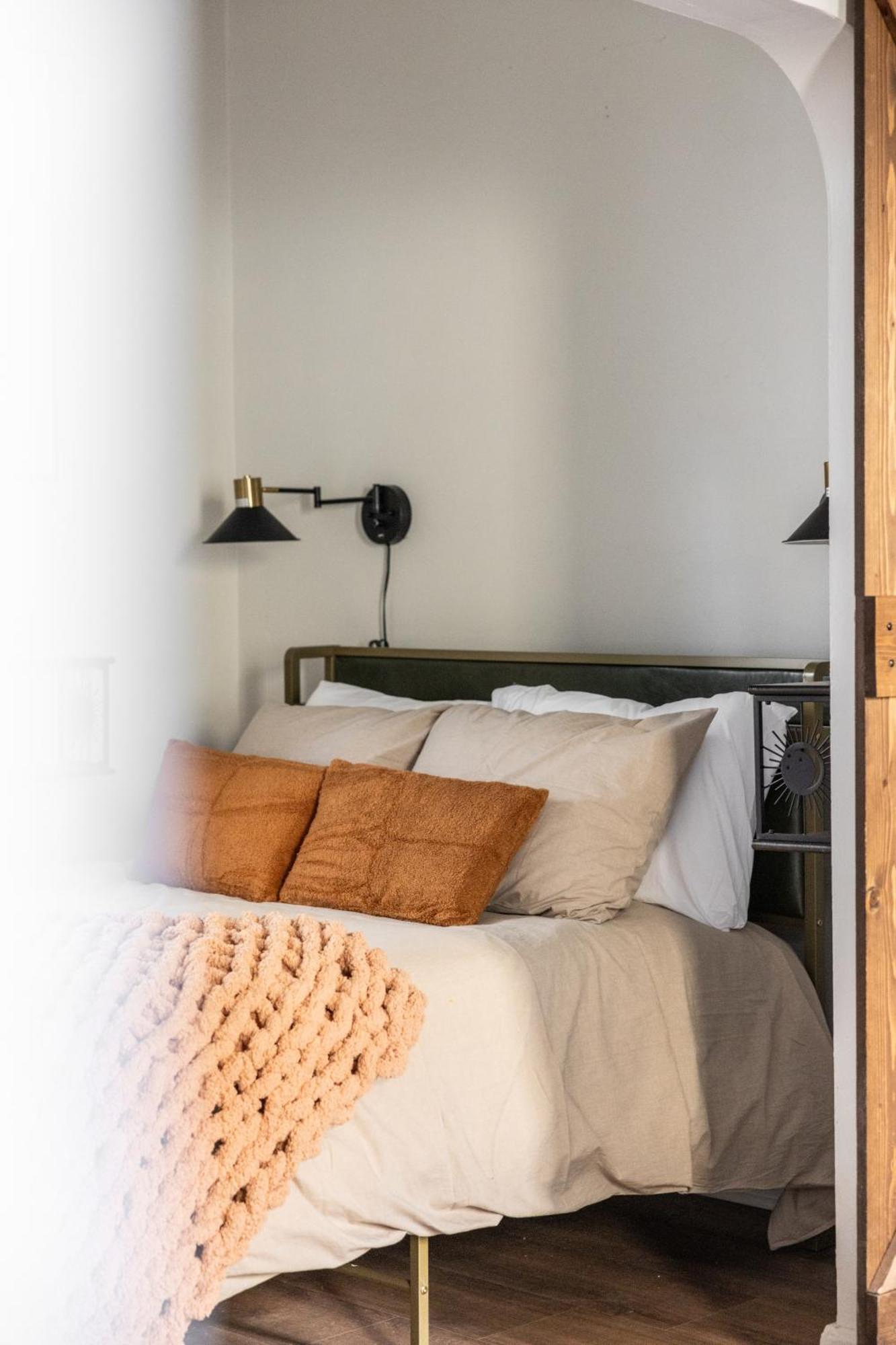 Mid-Century Modern Retreat In Little Italy Leilighet Cleveland Eksteriør bilde