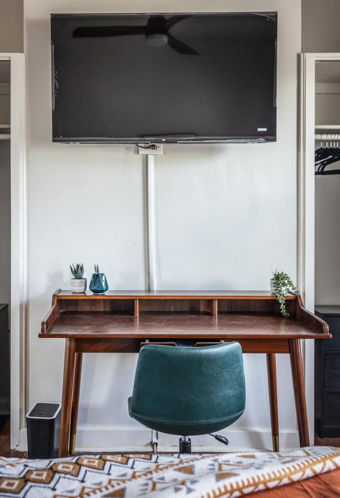 Mid-Century Modern Retreat In Little Italy Leilighet Cleveland Eksteriør bilde