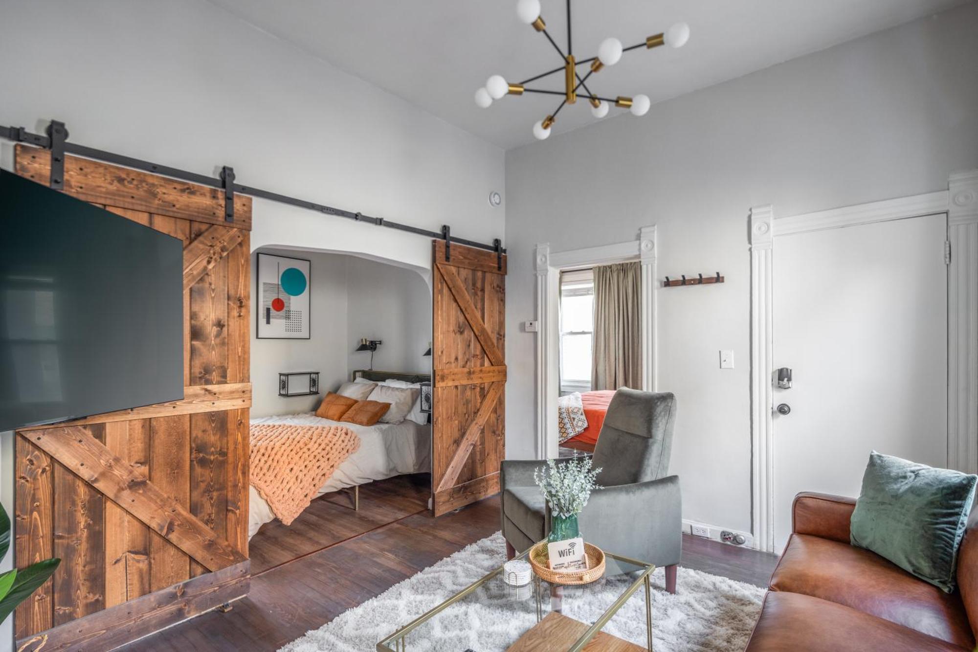 Mid-Century Modern Retreat In Little Italy Leilighet Cleveland Eksteriør bilde